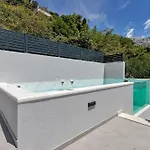 Villa Roof Pool