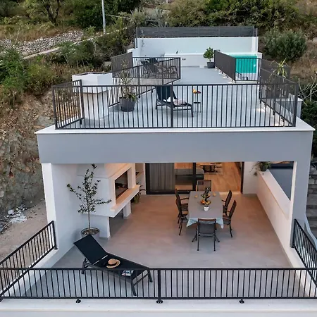 Villa Roof Pool